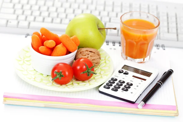 Frisches Obst Und Gemüse Während Der Arbeit Essen Und Trinken — Stockfoto