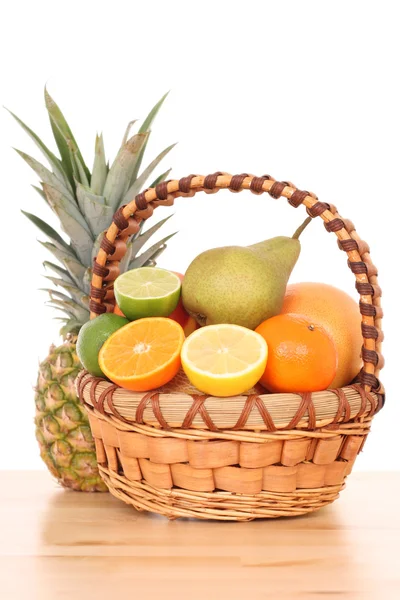 Cesta Frutas Frescas Deliciosas Isoladas Branco — Fotografia de Stock