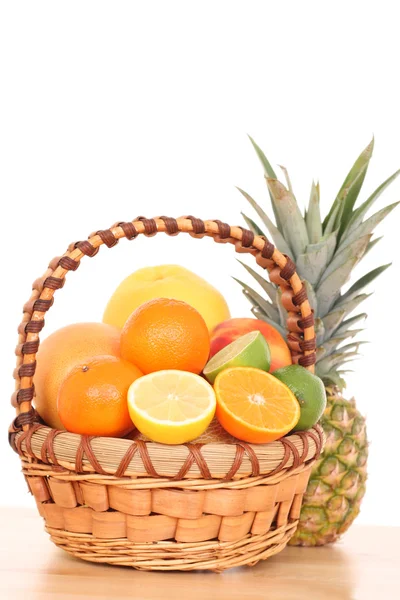 Kosár Friss Ízletes Citrusfélék Elszigetelt Fehér — Stock Fotó
