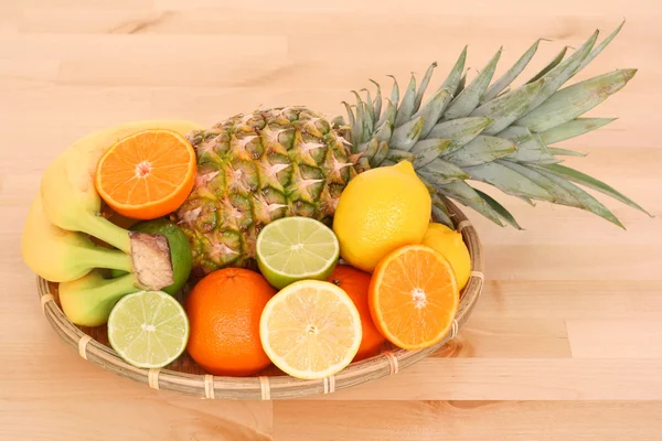Korg Med Färska Och Läckra Citrusfrukter — Stockfoto