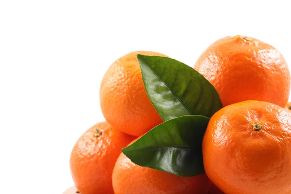 Hög Med Färska Mandariner Isolerad Vit — Stockfoto