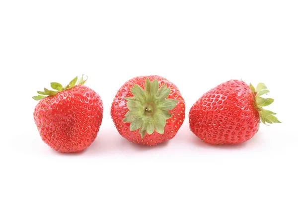 Frische Und Köstliche Erdbeeren Isoliert Auf Weiß — Stockfoto