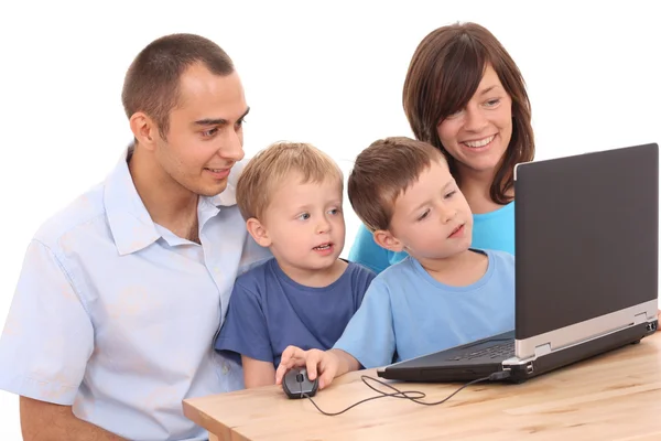 Genitori Due Figli Divertono Con Gioco Computer Isolato Bianco — Foto Stock