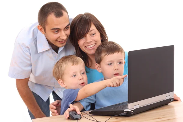 Rodzina korzystająca z laptopa — Zdjęcie stockowe