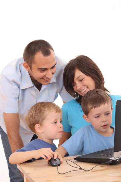 Родители Два Сына Весело Провести Время Компьютерной Игрой Изолированы Белом — стоковое фото
