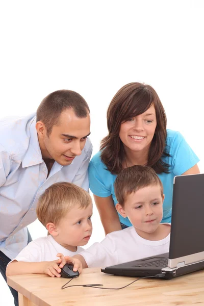 Famiglia utilizzando il computer portatile — Foto Stock