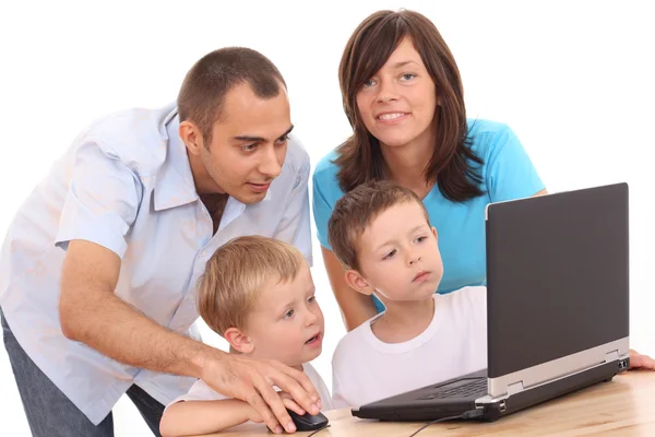 Famiglia utilizzando il computer portatile — Foto Stock