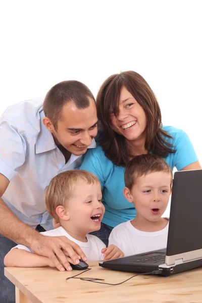 Familie nutzt Laptop — Stockfoto