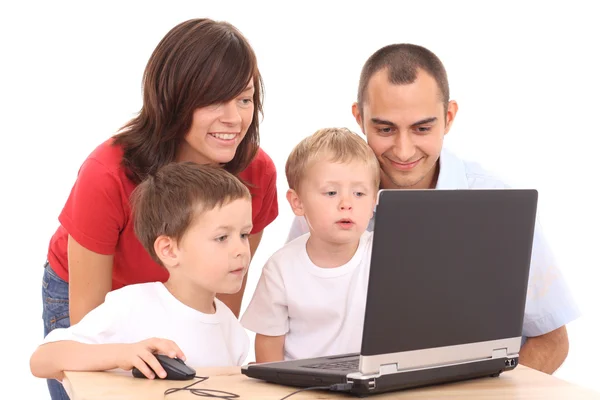 ノートパソコンを使う家族 — ストック写真