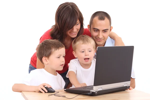 Pais Dois Filhos Divertindo Com Jogo Computador Isolado Branco — Fotografia de Stock