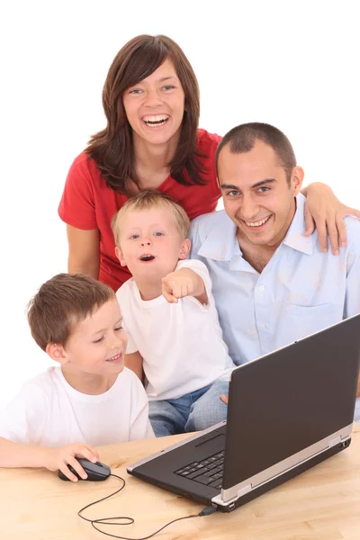 Dizüstü bilgisayar kullanan aile — Stok fotoğraf