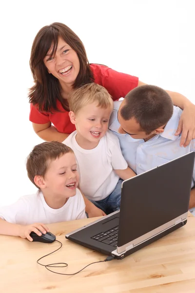 両親と 人の息子が白で隔離されるコンピュータ ゲームを楽しんで — ストック写真