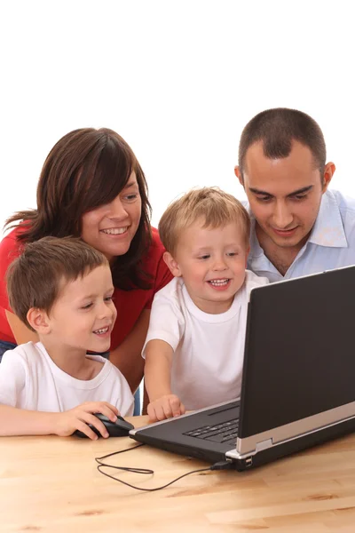 Eltern Und Zwei Söhne Amüsieren Sich Mit Computerspiel — Stockfoto