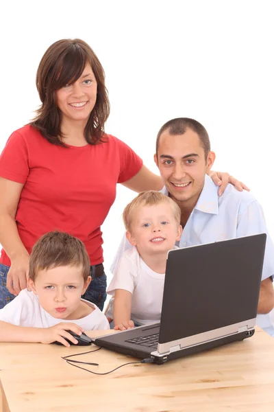 父母和两个儿子与孤立在白色的电脑游戏很开心 — 图库照片
