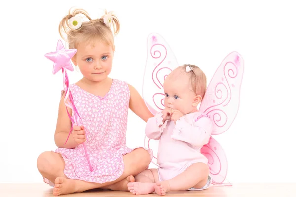 个月小宝宝粉色翅膀的女孩和她的妹妹 — 图库照片