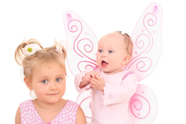 ヶ月赤ちゃんピンク色の羽を持つ少女と彼女の妹 — ストック写真