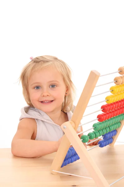 Yaşında Bir Kız Ile Masa Üzerinde Beyaz Izole Abacus — Stok fotoğraf