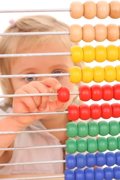 Yaşında Bir Kız Ile Masa Üzerinde Beyaz Izole Abacus — Stok fotoğraf