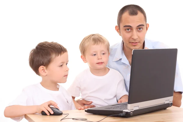 Pais Dois Filhos Divertindo Com Jogo Computador Isolado Branco — Fotografia de Stock