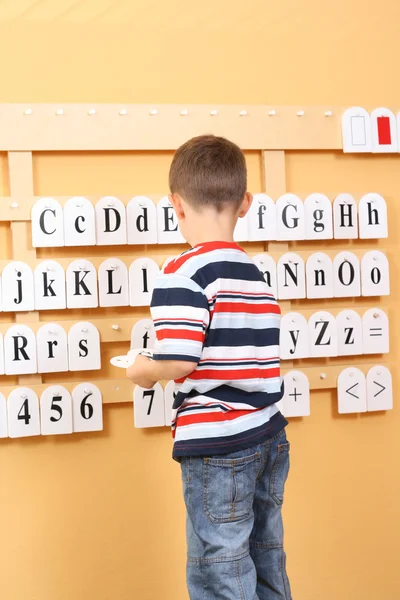 Jahre Alter Junge Klassenzimmer Mit Buchstaben — Stockfoto
