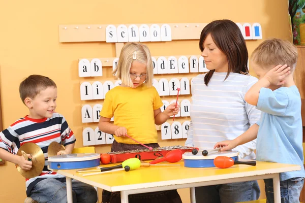 Δάσκαλος Και Τρία Παιδιά Προσχολικής Ηλικίας Που Παίζουν Όργανα — Φωτογραφία Αρχείου