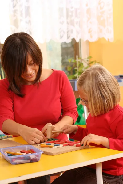 Lehrerin Und Drei Vorschulkinder Spielen Mit Holzklötzen — Stockfoto