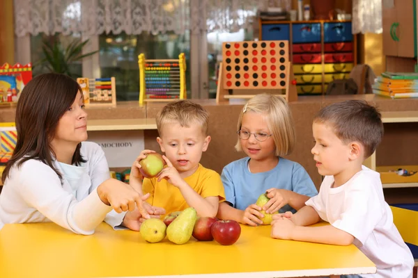 Insegnante Tre Bambini Età Prescolare Avendo Pausa Frutta — Foto Stock