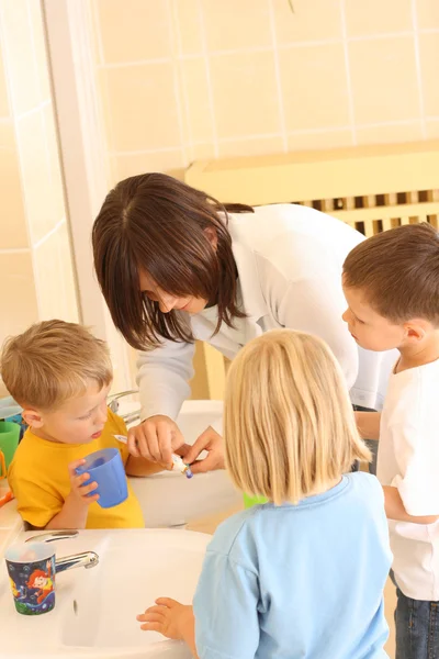 学龄前儿童在浴室准备清洁牙齿 — 图库照片