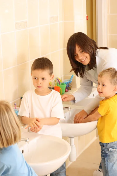 浴室で手を洗う未就学児 — ストック写真