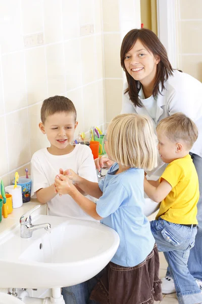 洗澡时洗手的学龄前儿童 — 图库照片