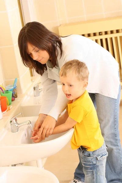 在学前教师和3 4岁的学龄前儿童中洗手 — 图库照片