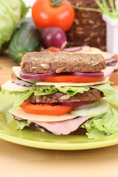 Große Sandwich Und Alles Sie Brauchen Leckeres Frühstück Haben — Stockfoto