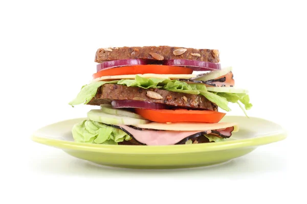 Großes Sandwich Auf Grünem Teller Isoliert Auf Weißem Teller — Stockfoto
