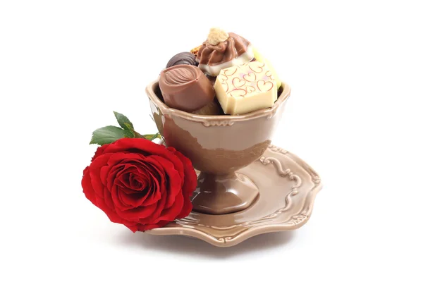 Taza Deliciosos Pralinés Perfecto Para Día San Valentín Cumpleaños Aislado — Foto de Stock