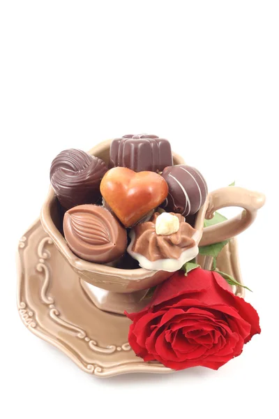 Taza Deliciosos Pralinés Perfet Para Día San Valentín Cumpleaños Aislado — Foto de Stock