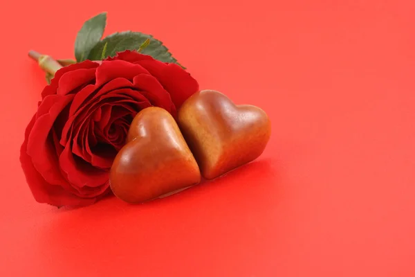 果仁糖 心和红玫瑰的形状 — 图库照片