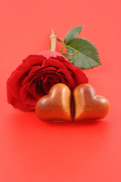 Πραλίνες Σχήμα Της Καρδιάς Και Κόκκινο Τριαντάφυλλο — Φωτογραφία Αρχείου