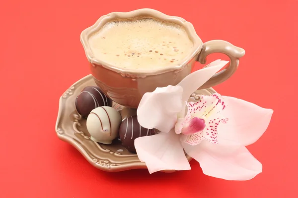 Tasse Leckeren Kaffee Und Pralinen Ideal Für Valentinstag Oder Geburtstag — Stockfoto