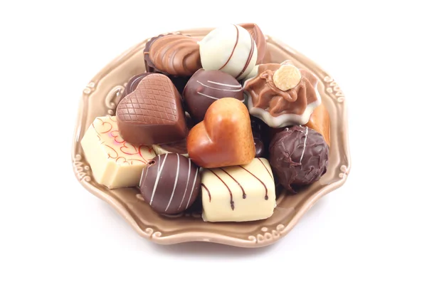 Διάφορα Νόστιμα Σοκολατάκια Στο Πιάτο Που Απομονώνονται Λευκό — Φωτογραφία Αρχείου