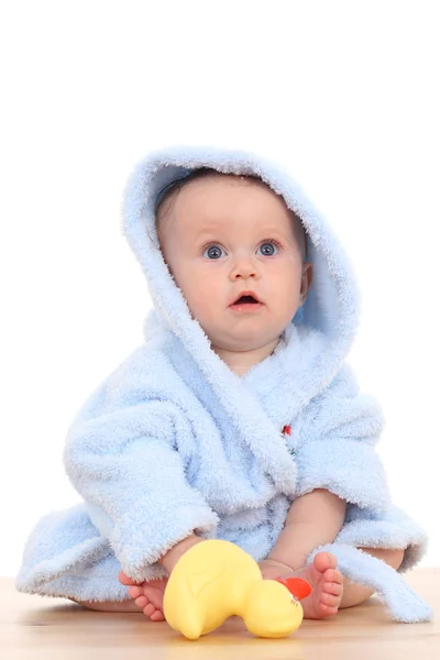 小さなかわいい女の赤ちゃんの白で隔離される青いバスローブ — ストック写真