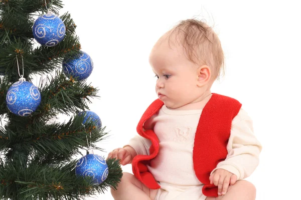愛らしい ヶ月の赤ちゃん女の子と白で隔離されるクリスマス ツリー — ストック写真