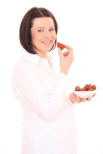 白で隔離され 新鮮なイチゴと若い美しい妊娠中の女性 — ストック写真