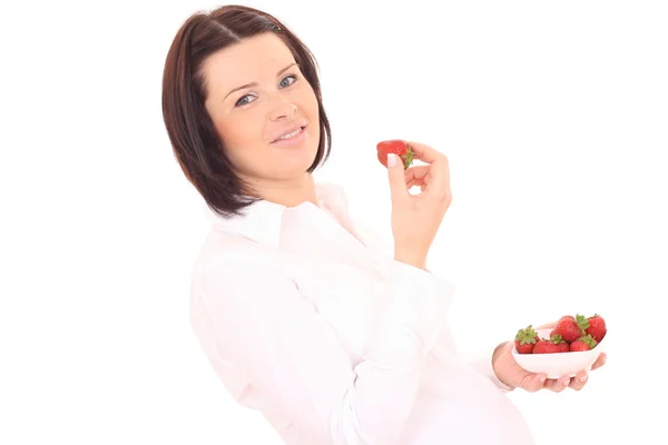 年轻美丽的孕妇与孤立在白色的新鲜草莓 — 图库照片