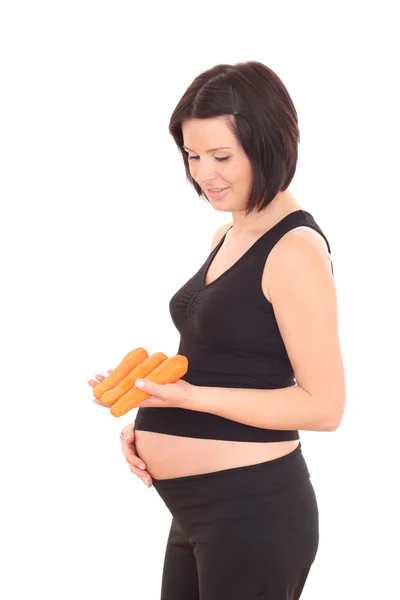 年轻美丽的孕妇与孤立在白色的新鲜胡萝卜 — 图库照片