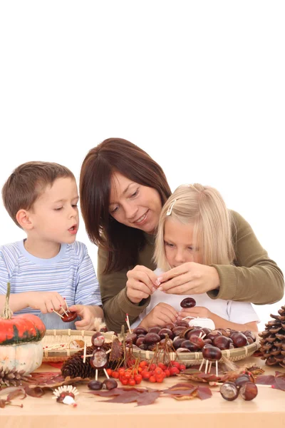 Moeder Met Kinderen Maken Herfst Decoratie Wit Wordt Geïsoleerd — Stockfoto