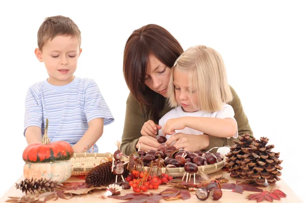 Moeder Met Kinderen Maken Herfst Decoratie Wit Wordt Geïsoleerd — Stockfoto