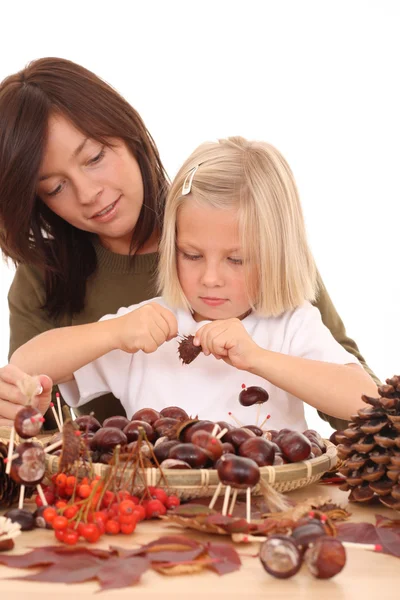 Moeder Met Kind Maken Herfst Decoratie Wit Wordt Geïsoleerd — Stockfoto