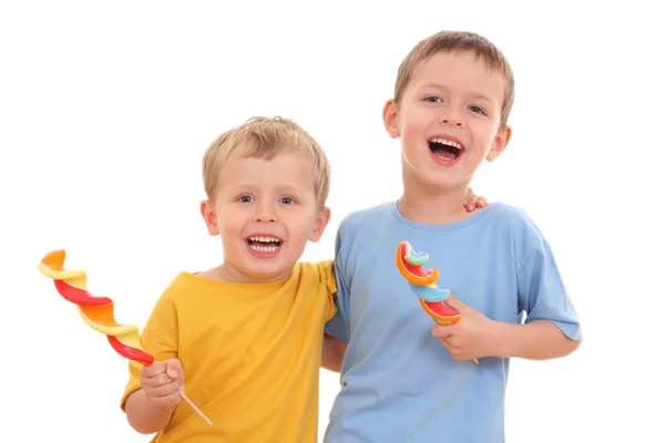 两个男孩与孤立在白色的大棒棒糖 — 图库照片