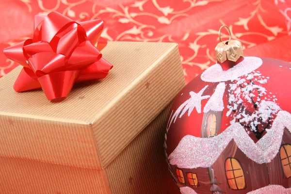 Χριστουγεννιάτικο Δώρο Κόκκινο Τόξο Και Απόγευμα Μπάλα — Φωτογραφία Αρχείου
