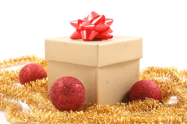 Presente Natal Com Fita Vermelha Isolada Branco — Fotografia de Stock